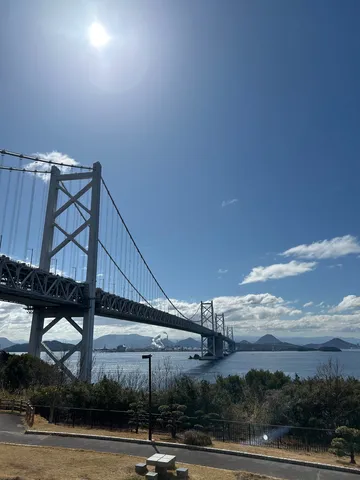 青空に映える巨大な橋、遠くの工業地帯