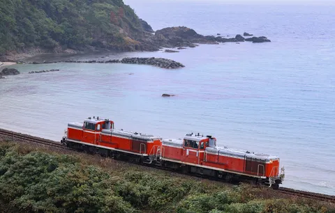 海を走る赤い列車