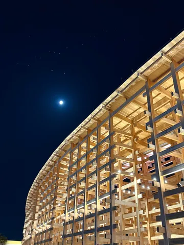 月光に照らされる木造建築