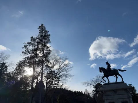 青空と銅像、静かなる対峙