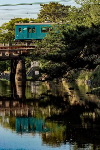 水面に映える青い鉄道
