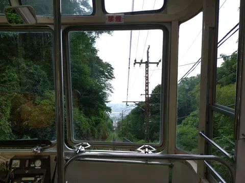 緑深き山道を行く、電車の旅