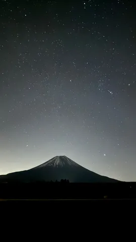 星空に浮かぶ静かな峰
