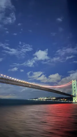 悠久の橋、夜の帳に輝く