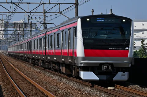 鉄路を駆ける赤帯の疾走感