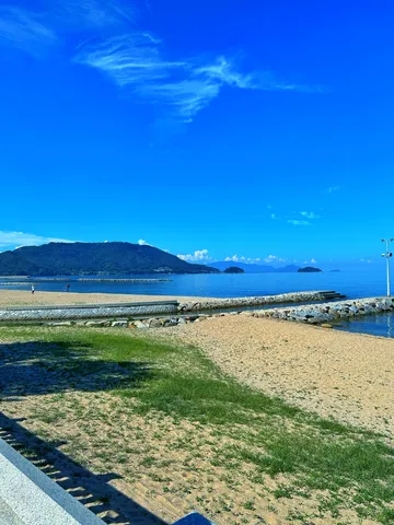 青い空と海、穏やかな午後のビーチ
