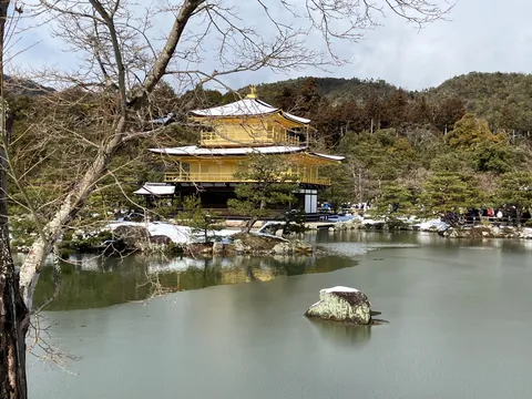 金閣寺、静寂の冬景色