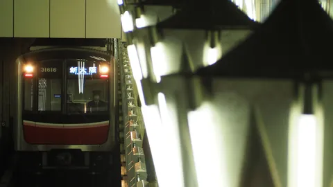 駅のホームに滑り込む近未来列車