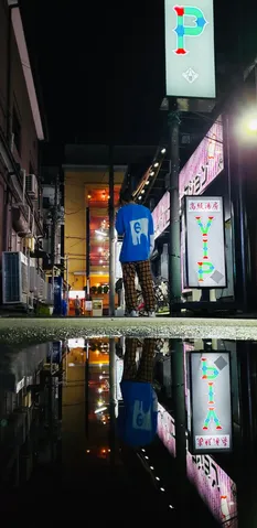 水たまりに映る夜の路地