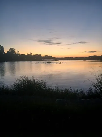 水面に映る淡い夕暮れ