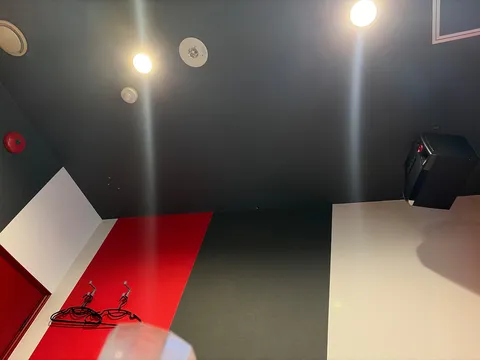 黒い天井と赤い壁のコントラスト