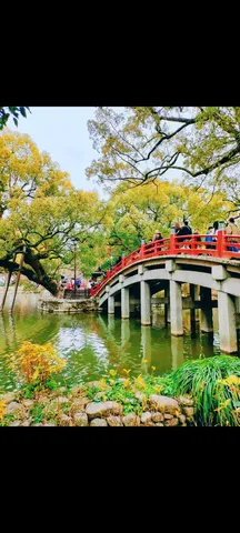 水辺を渡る、朱色の橋