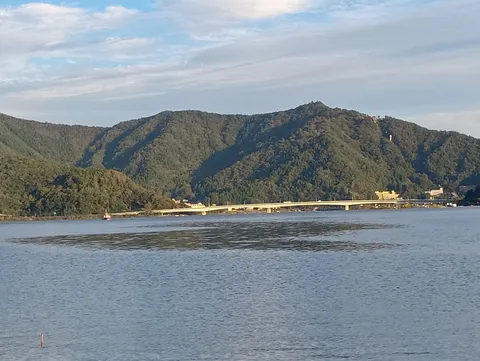 秋の河口湖大橋
