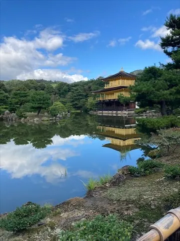 黄金に輝く寺院と青い空