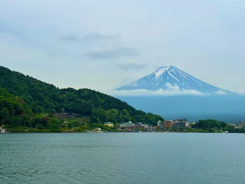 霧と山と水の静寂風景