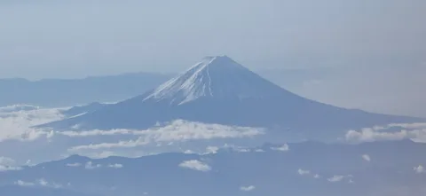 雲海に浮かぶ富士の神秘