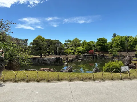 青空と緑、静寂の庭園
