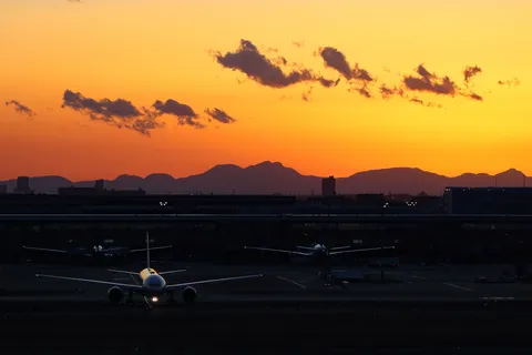 黄金の空、静かな待機