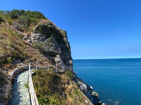 崖と海の青い小径