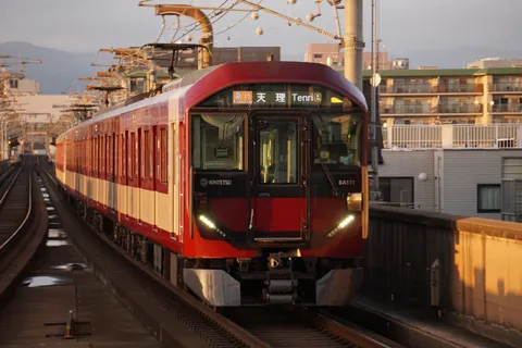 夕暮れの赤い列車の余韻