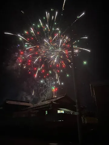 夏の夜空に咲く、屋根越しの花火