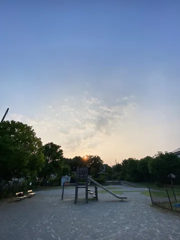 夕暮れ時の公園、遊具と空のコントラスト