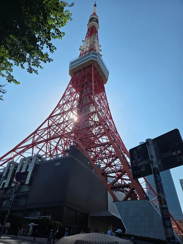 陽光まぶしい東京タワー