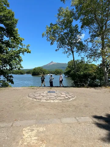 湖畔の視線、遥か彼方へ