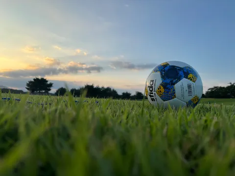 芝生と夕暮れ、そしてサッカーボール