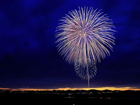 紺碧の空に咲く光の華