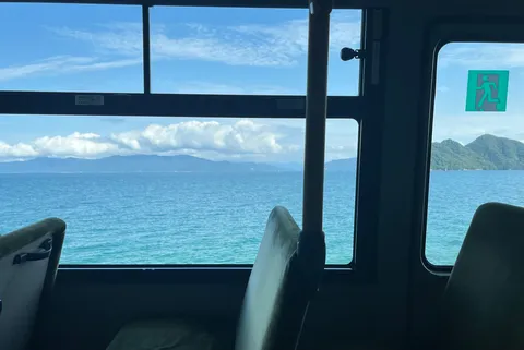 海辺を走る列車の車窓から