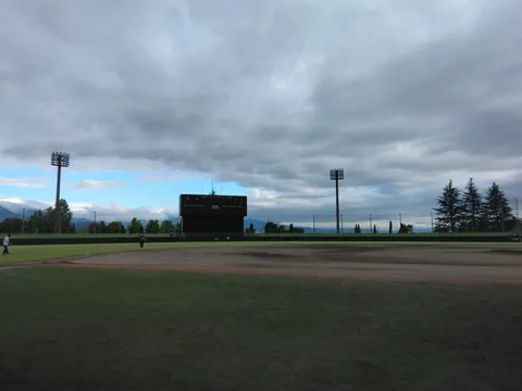 夕暮れの野球場、静寂のグラウンド