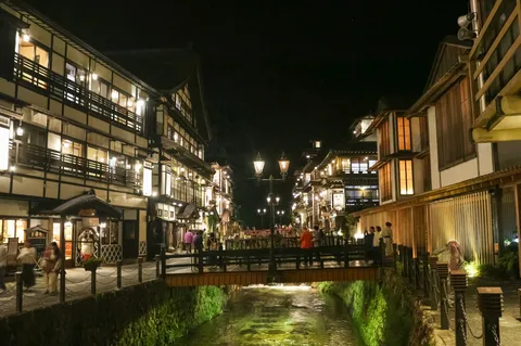 夜の灯りが並ぶ水路街