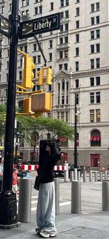 街角で風を着る人影