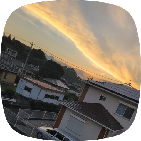 夕焼け空と家並みのコントラスト