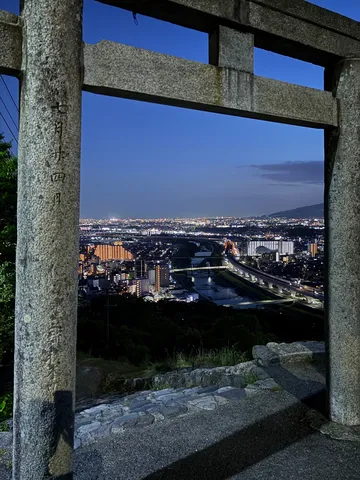 鳥居越しの夜景、時の流れ