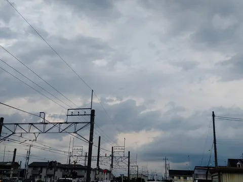 雨雲と送電線、鉄塔の風景