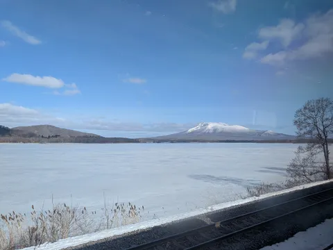 静寂の冬、凍てつく湖と雪化粧の山