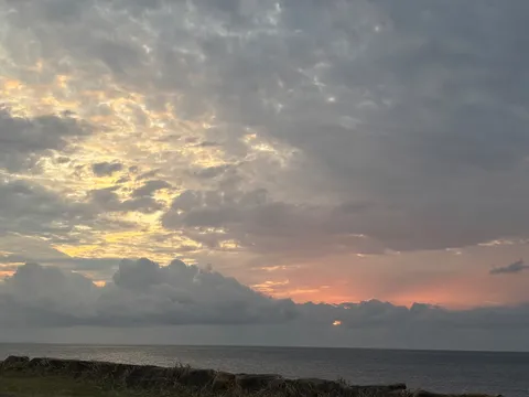 雲間から覗く夕日の残照