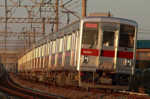 夕暮れに輝く銀色の列車