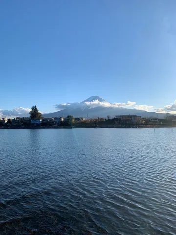 湖面に映る静寂の富士山