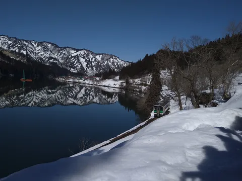 雪景色を駆け抜けるローカル線
