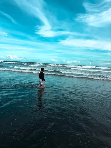 広がる空と波打ち際