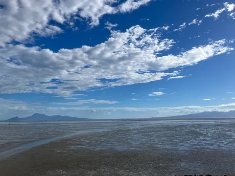 空と干潟のコントラスト