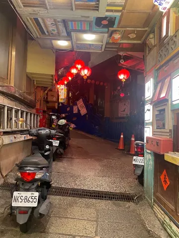 提灯揺れる路地の灯火