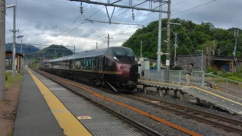 山間の駅、漆黒の旅立ち
