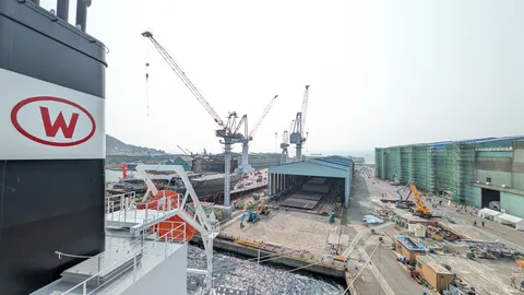 港の風景に浮かぶ作業感