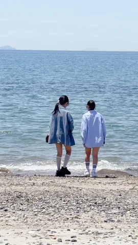 海辺で語らう二人