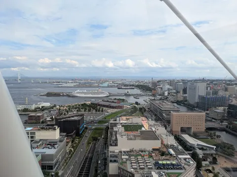 港と海風の光が揺れる