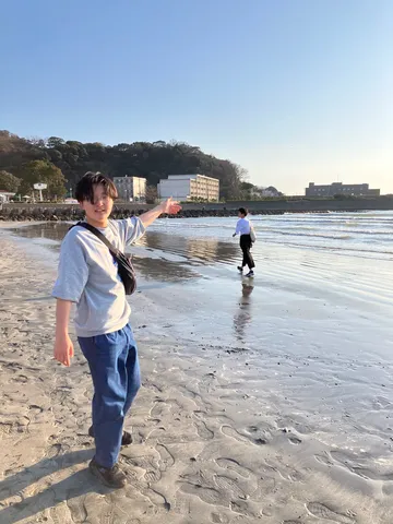 夕暮れの砂浜、風と語らう時間
